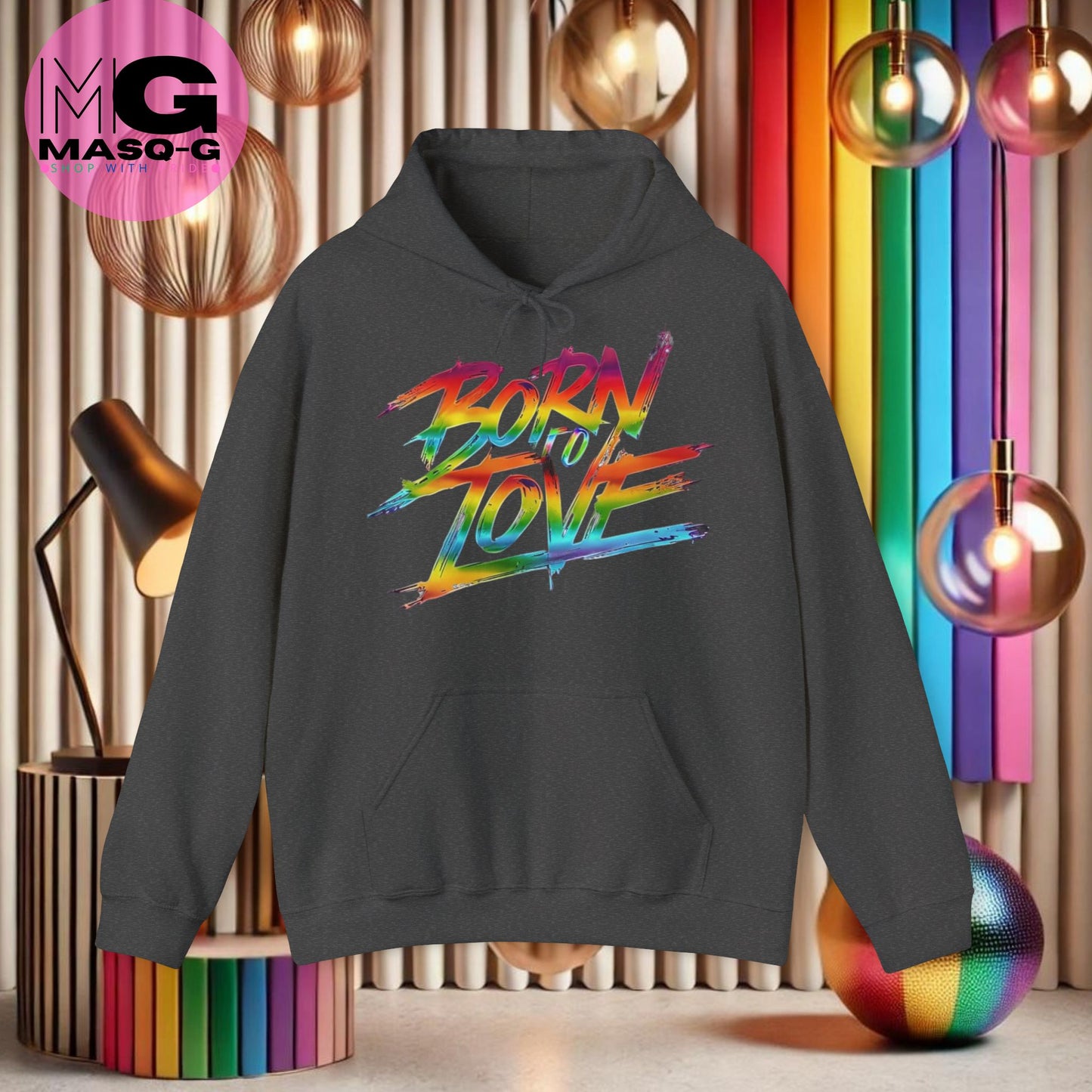 "Zwarte hoodie met de tekst 'Born To Love', ontworpen voor een stijlvolle en inclusieve uitstraling."