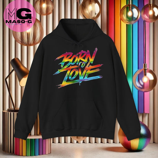 "Zwarte hoodie met de tekst 'Born to Love' in stijlvolle letters, perfect voor een trotse en inclusieve uitstraling."