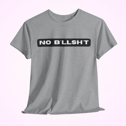 Dit grijze T-shirt heeft een krachtige, minimalistische uitstraling met de tekst "No B*llsh*t" prominent afgebeeld op de borst. Het ontwerp is strak en eenvoudig, wat bijdraagt aan de duidelijke en gedurfde boodschap van het shirt. Gemaakt van zacht, ademend katoen, biedt het comfort en stijl in één. Perfect voor mensen die hun houding willen uiten zonder woorden te gebruiken. Geschikt voor casual gelegenheden of om een statement te maken in je dagelijkse