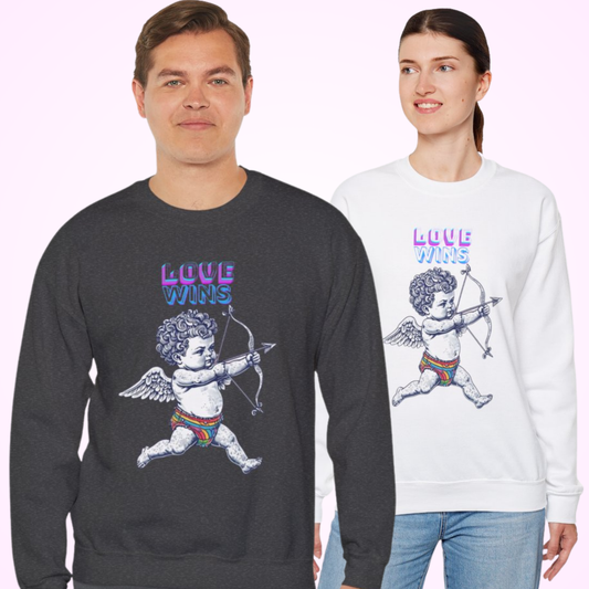 Een kleurrijke en vrolijke sweatshirt met de tekst "*Love Wins*" in regenboogkleuren. De letters zijn speels en groot afgebeeld op de voorkant van het shirt. Het sweatshirt straalt een boodschap van liefde en inclusie uit, perfect voor Pride-evenementen of om je support voor de LGBTQ+ gemeenschap te tonen. De regenboogkleuren zorgen voor een levendige en positieve uitstraling, waardoor het een echte blikvanger is.