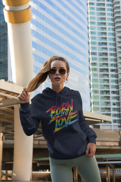 Een stijlvolle en comfortabele dark heater hoodie met de tekst "Born to Love" in een moderne en speelse typografie op de voorkant. De hoodie heeft een capuchon met een trekkoord en een kangoeroezak aan de voorkant, ideaal voor dagelijks gebruik en geschikt voor alle geslachten. De zachte stof zorgt voor een aangename pasvorm en warmte tijdens koelere dagen. Perfect te combineren met casual outfits voor een trendy look.