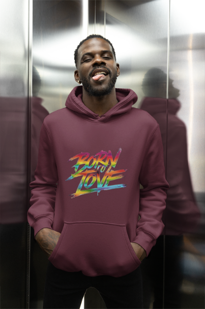 Een stijlvolle en comfortabele maroon kleur hoodie met de tekst "Born to Love" in een moderne en speelse typografie op de voorkant. De hoodie heeft een capuchon met een trekkoord en een kangoeroezak aan de voorkant, ideaal voor dagelijks gebruik en geschikt voor alle geslachten. De zachte stof zorgt voor een aangename pasvorm en warmte tijdens koelere dagen. Perfect te combineren met casual outfits voor een trendy look.