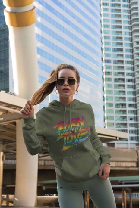 Een stijlvolle en comfortabele military green hoodie met de tekst "Born to Love" in een moderne en speelse typografie op de voorkant. De hoodie heeft een capuchon met een trekkoord en een kangoeroezak aan de voorkant, ideaal voor dagelijks gebruik en geschikt voor alle geslachten. De zachte stof zorgt voor een aangename pasvorm en warmte tijdens koelere dagen. Perfect te combineren met casual outfits voor een trendy look.