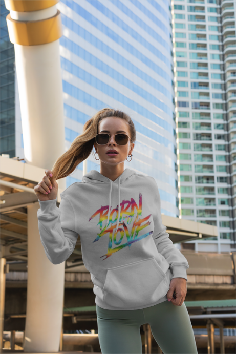 Een stijlvolle en comfortabele hoodie in het wit met de tekst "Born to Love" in een moderne en speelse typografie op de voorkant. De hoodie heeft een capuchon met een trekkoord en een kangoeroezak aan de voorkant, ideaal voor dagelijks gebruik en geschikt voor alle geslachten. De zachte stof zorgt voor een aangename pasvorm en warmte tijdens koelere dagen. Perfect te combineren met casual outfits voor een trendy look.