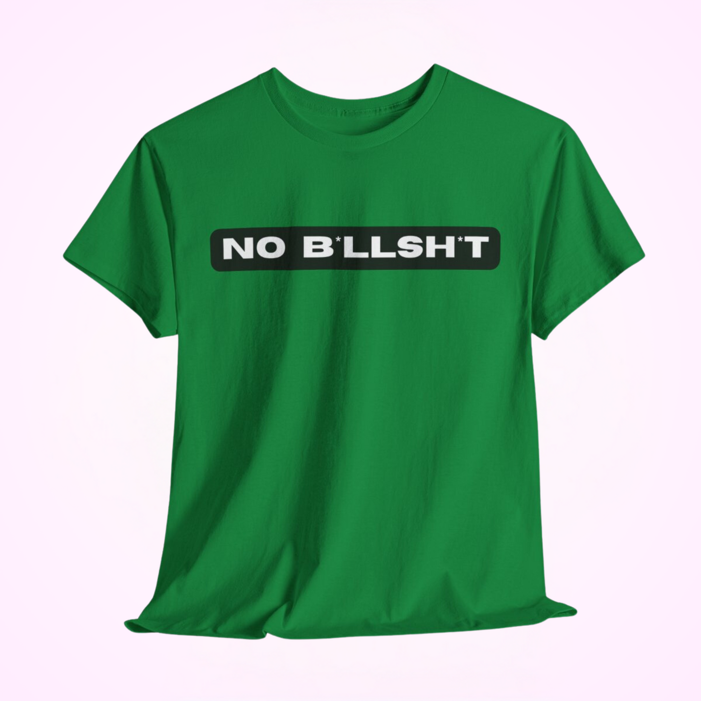 Dit T-shirt heeft een krachtige, minimalistische uitstraling met de tekst "No B*llsh*t" prominent afgebeeld op de borst. Het ontwerp is strak en eenvoudig, wat bijdraagt aan de duidelijke en gedurfde boodschap van het shirt. Gemaakt van zacht, ademend katoen, biedt het comfort en stijl in één. Perfect voor mensen die hun houding willen uiten zonder woorden te gebruiken. Geschikt voor casual gelegenheden of om een statement te maken in je dagelijkse