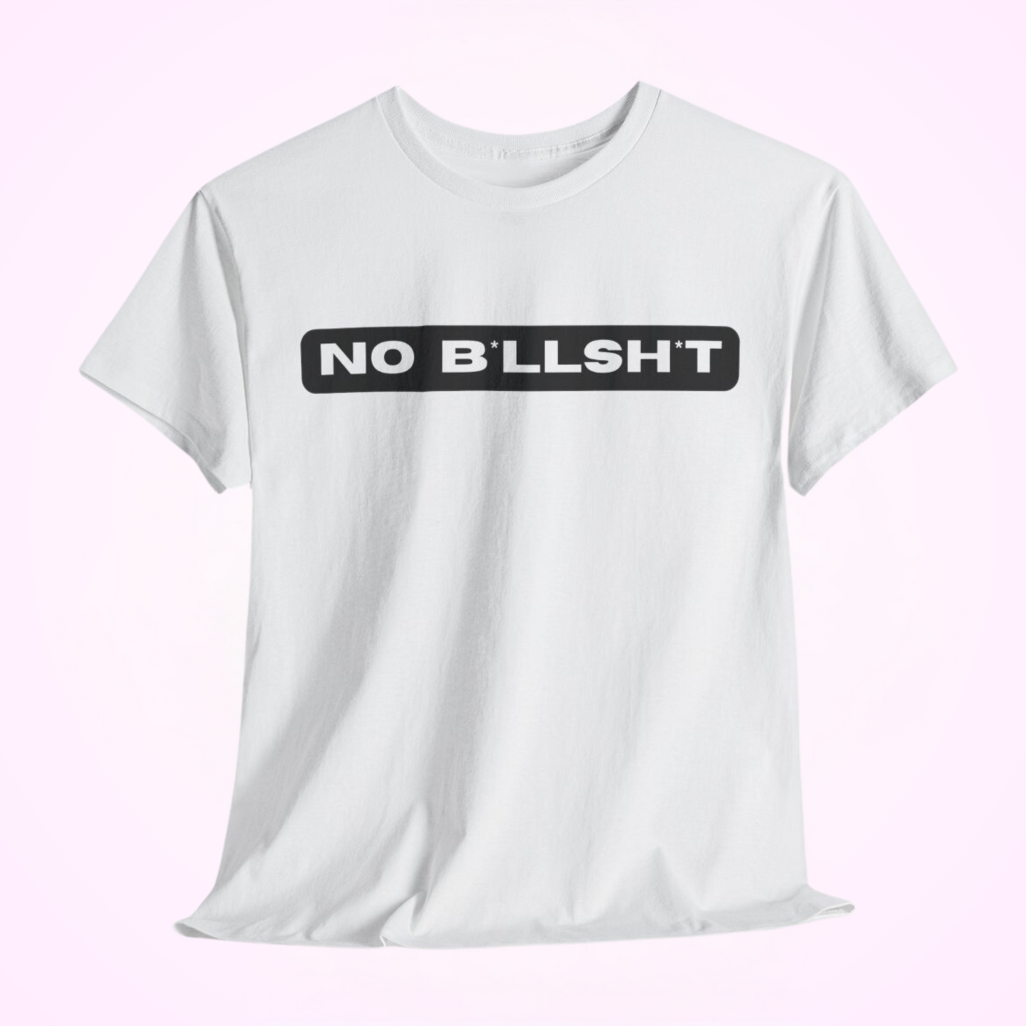 Dit T-shirt heeft een krachtige, minimalistische uitstraling met de tekst "No B*llsh*t" prominent afgebeeld op de borst. Het ontwerp is strak en eenvoudig, wat bijdraagt aan de duidelijke en gedurfde boodschap van het shirt. Gemaakt van zacht, ademend katoen, biedt het comfort en stijl in één. Perfect voor mensen die hun houding willen uiten zonder woorden te gebruiken. Geschikt voor casual gelegenheden of om een statement te maken in je dagelijkse