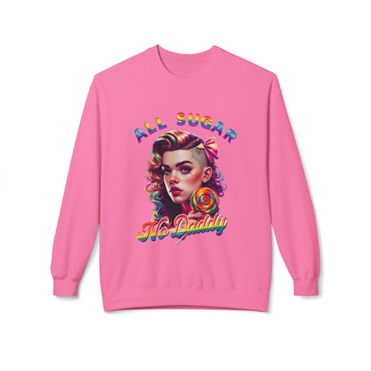 Een roze Pride sweatshirt met de humoristische tekst "All Sugar No Daddy" op de voorkant. Dit kledingstuk biedt een comfortabele pasvorm met verlaagde schouders en elastische geribbelde manchetten en zoom. Het is vervaardigd uit een zachte mix van 80% katoen en 20% polyester, en heeft geen zijnaden voor extra comfort. De levendige roze kleur van het sweatshirt is ontworpen om zowel stijl als een speelse sfeer aan de garderobe van de drager toe te voegen.