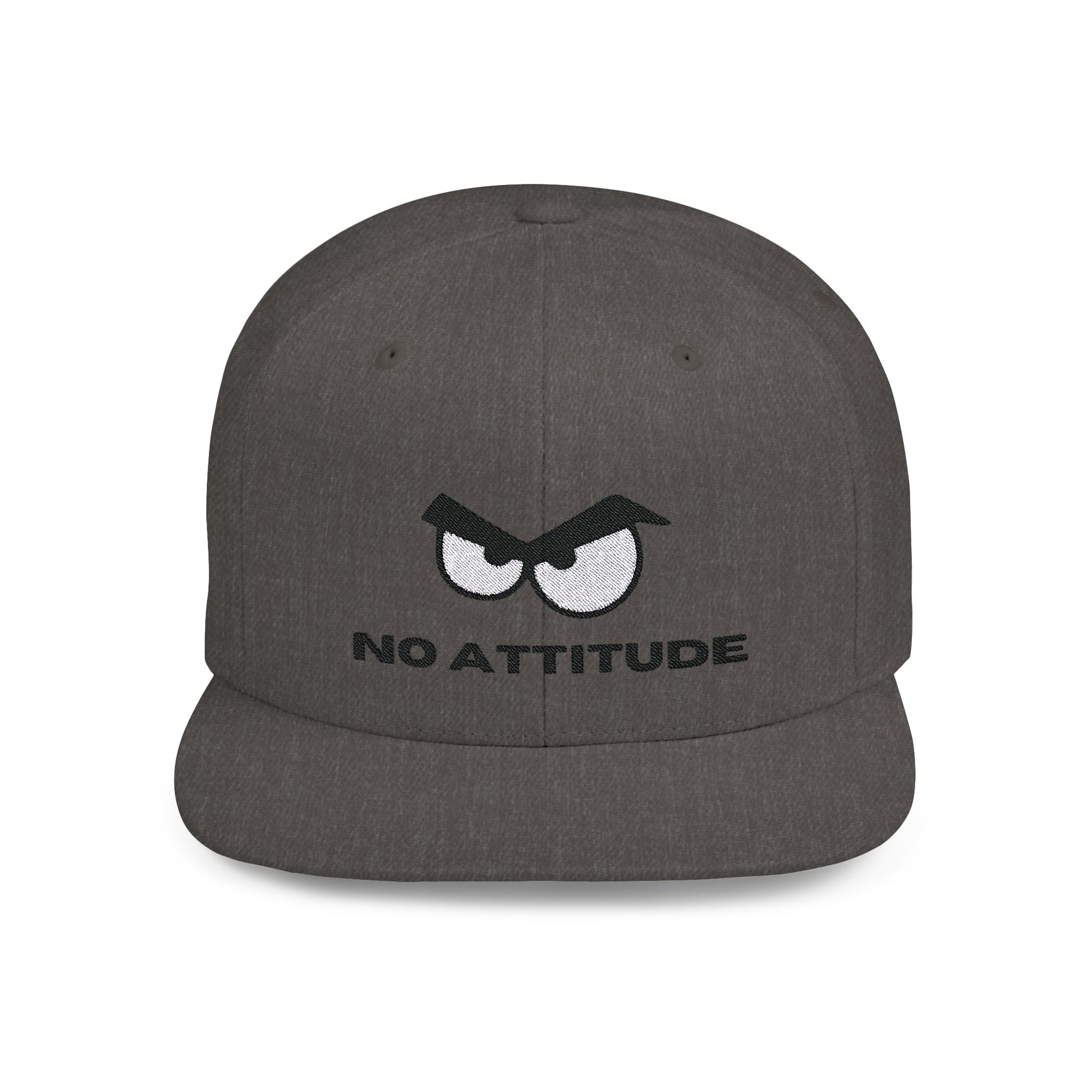 Een stoere dark heather snapback cap met een opvallend ontwerp van boze ogen. De pet heeft een platte klep en een verstelbare sluiting aan de achterkant. De woorden "No Attitude" zijn in een gedurfde stijl op de voorkant geborduurd, wat de cap een krachtige uitstraling geeft. De kleuren zijn donker en intens, waardoor de boze ogen extra opvallen. Perfect voor iedereen die een statement wil maken met hun hoofddeksel.