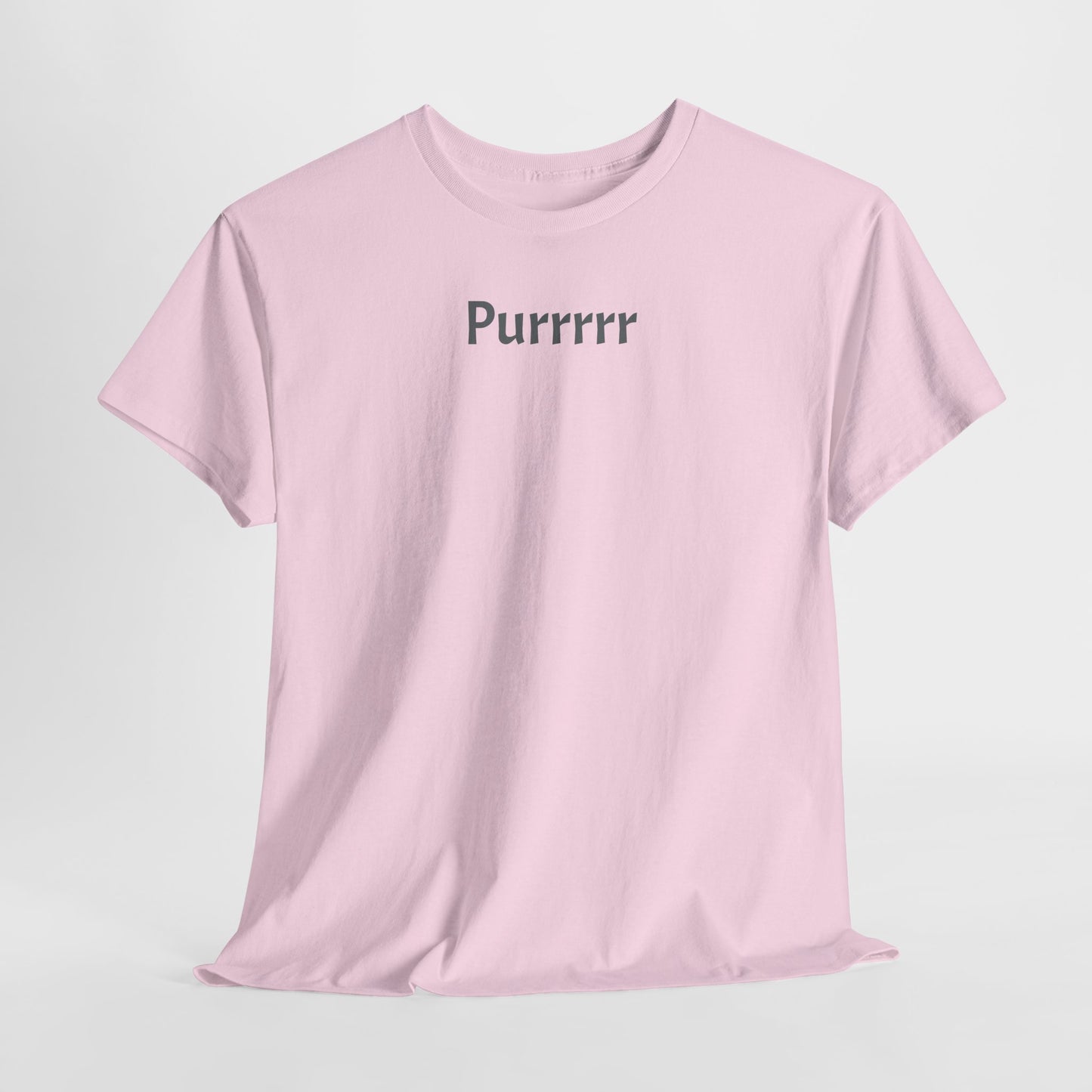 Dit is een afbeelding van een stoer, roze, T-shirt met een regenboog kattenontwerp. Het T-shirt komt in twee kleuren: blauw en zwart. Op het shirt pronkt een levendige regenboog met meerdere katten die speels en zelfverzekerd poseren. Het ontwerp straalt creativiteit en eigenzinnigheid uit, ideaal voor kattenliefhebbers die graag een kleurrijke en opvallende stijl willen dragen.