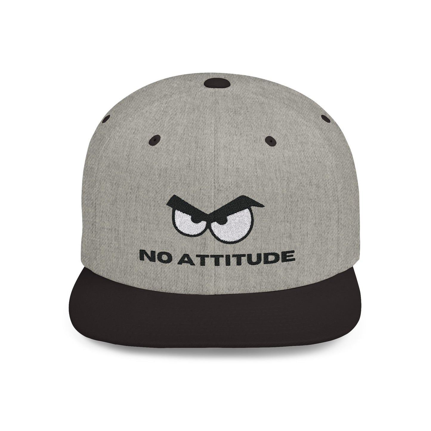 Een stoere snapback cap met een opvallend ontwerp van boze ogen. De pet heeft een platte klep en een verstelbare sluiting aan de achterkant. De woorden "No Attitude" zijn in een gedurfde stijl op de voorkant geborduurd, wat de cap een krachtige uitstraling geeft. De kleuren zijn donker en intens, waardoor de boze ogen extra opvallen. Perfect voor iedereen die een statement wil maken met hun hoofddeksel.