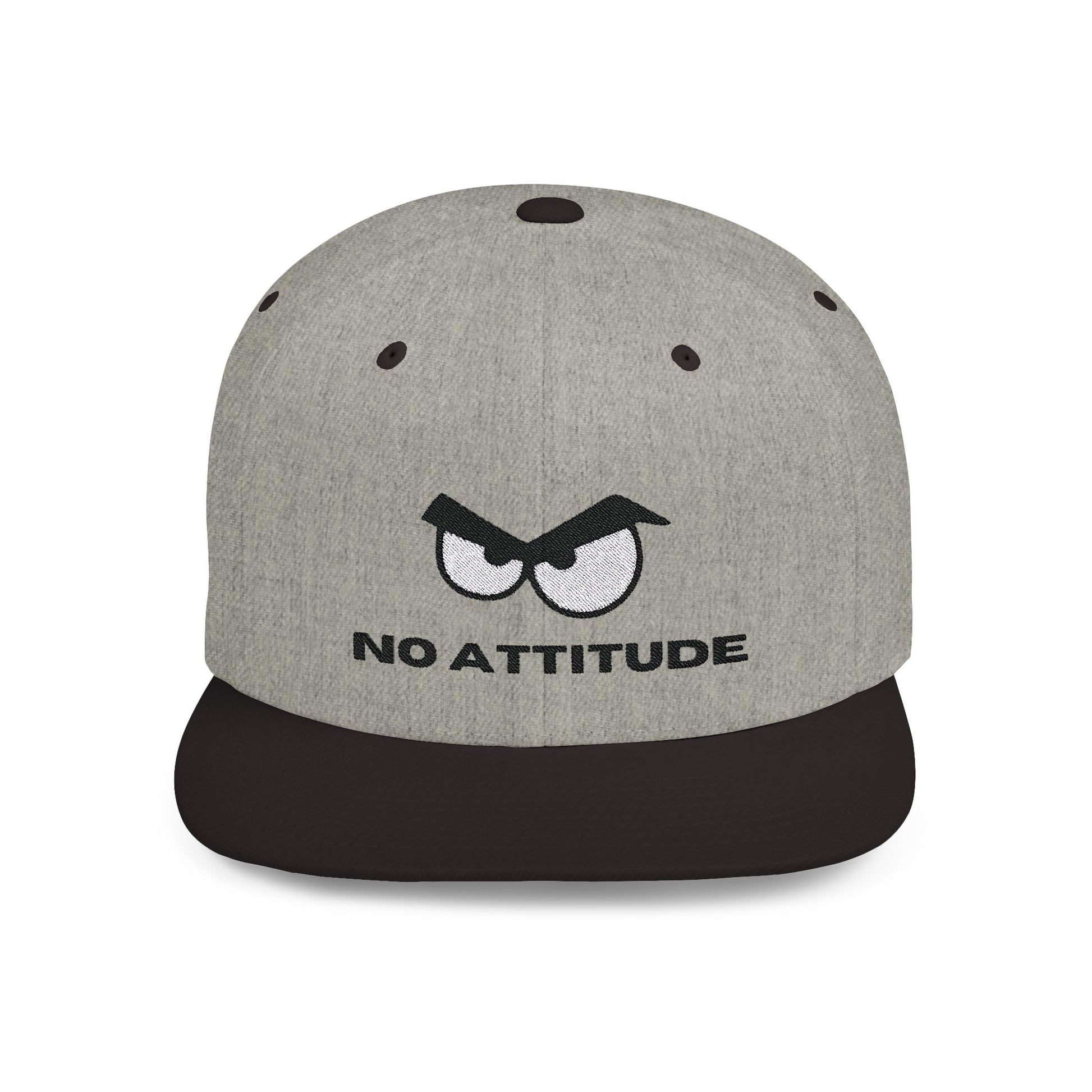 Een stoere snapback cap met een opvallend ontwerp van boze ogen. De pet heeft een platte klep en een verstelbare sluiting aan de achterkant. De woorden "No Attitude" zijn in een gedurfde stijl op de voorkant geborduurd, wat de cap een krachtige uitstraling geeft. De kleuren zijn donker en intens, waardoor de boze ogen extra opvallen. Perfect voor iedereen die een statement wil maken met hun hoofddeksel.